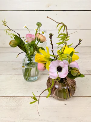 Tafelvaasjes met seizoensbloemen